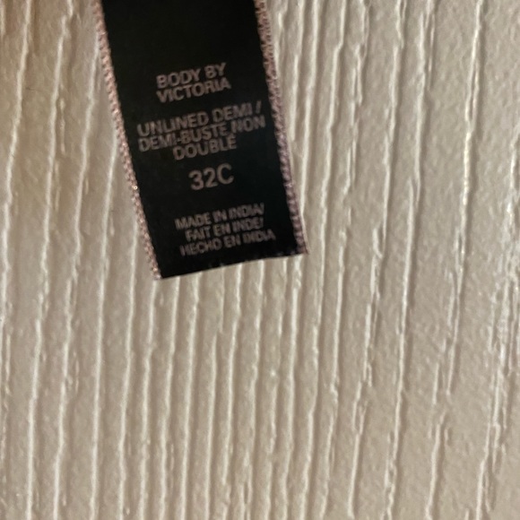 Unlined VS Bra - Picture 2 of 5